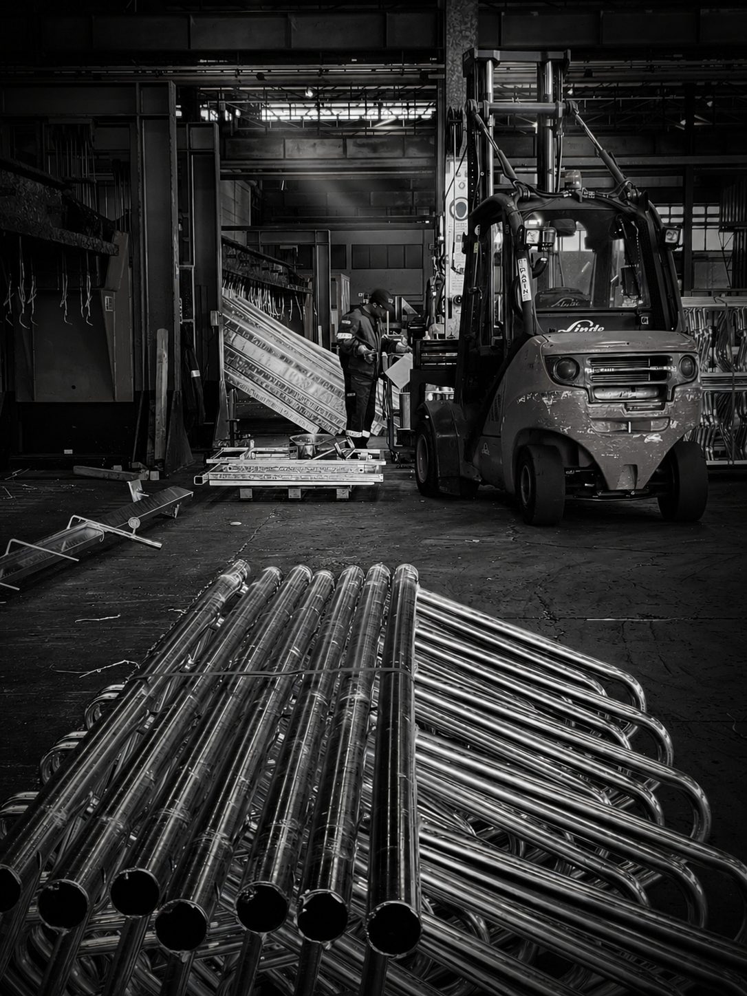 Carrello elevatore e manufatti zincati in attesa di movimentazione